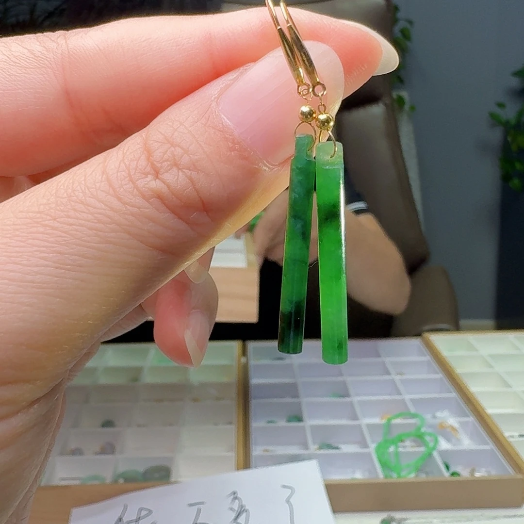 18K金镶嵌翡翠耳饰天然