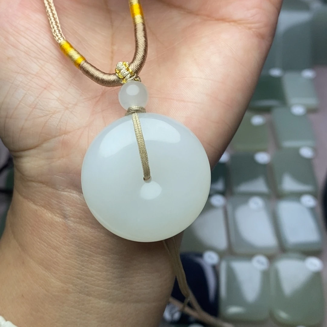 檸***萌和田玉未镶嵌颈饰
