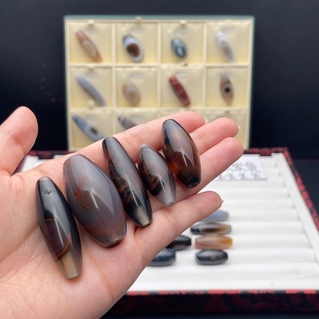 玛瑙/玉髓未镶嵌珠宝半成品一**名