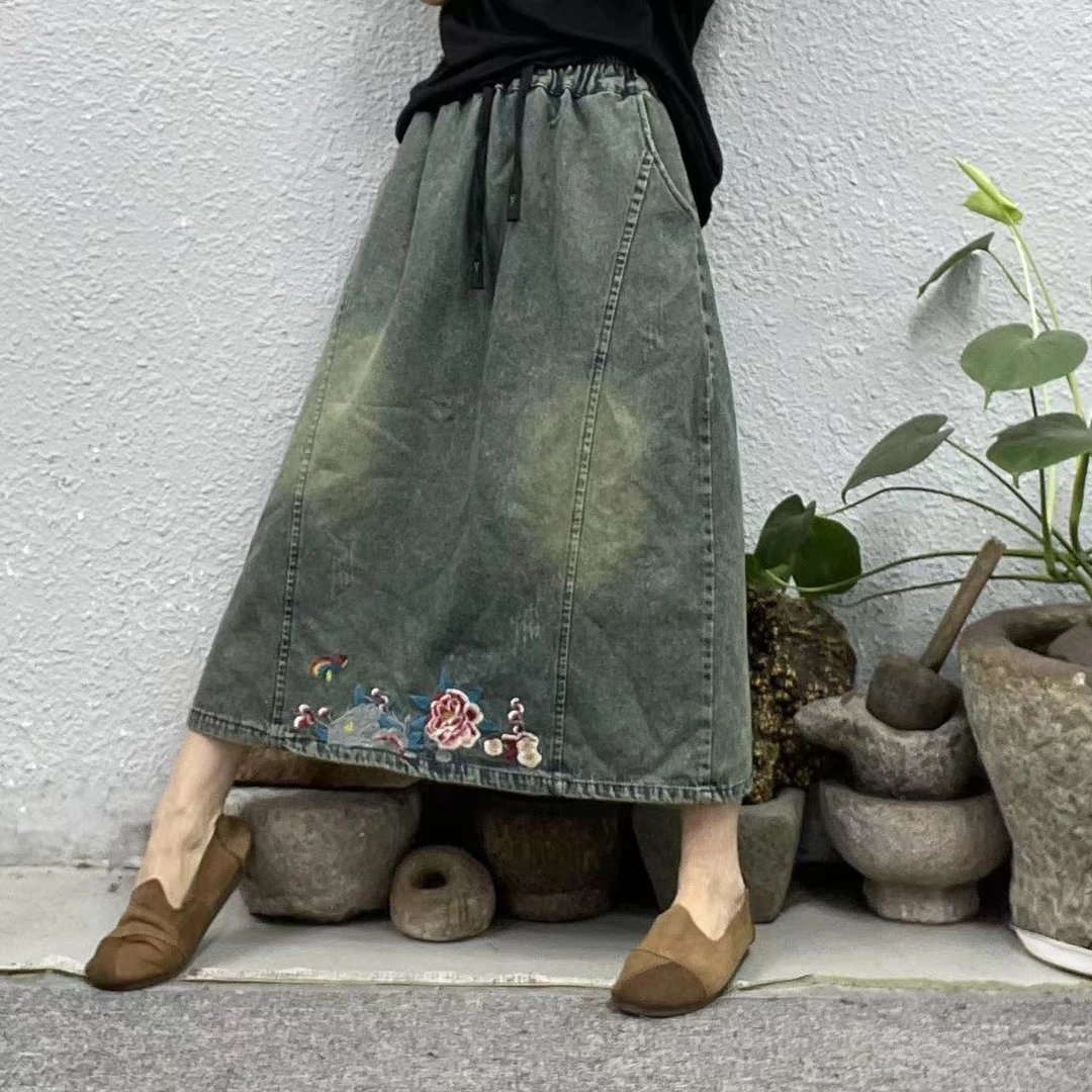 25120下摆绣红灰花炒色牛仔半身裙（长78臀围124脚口134