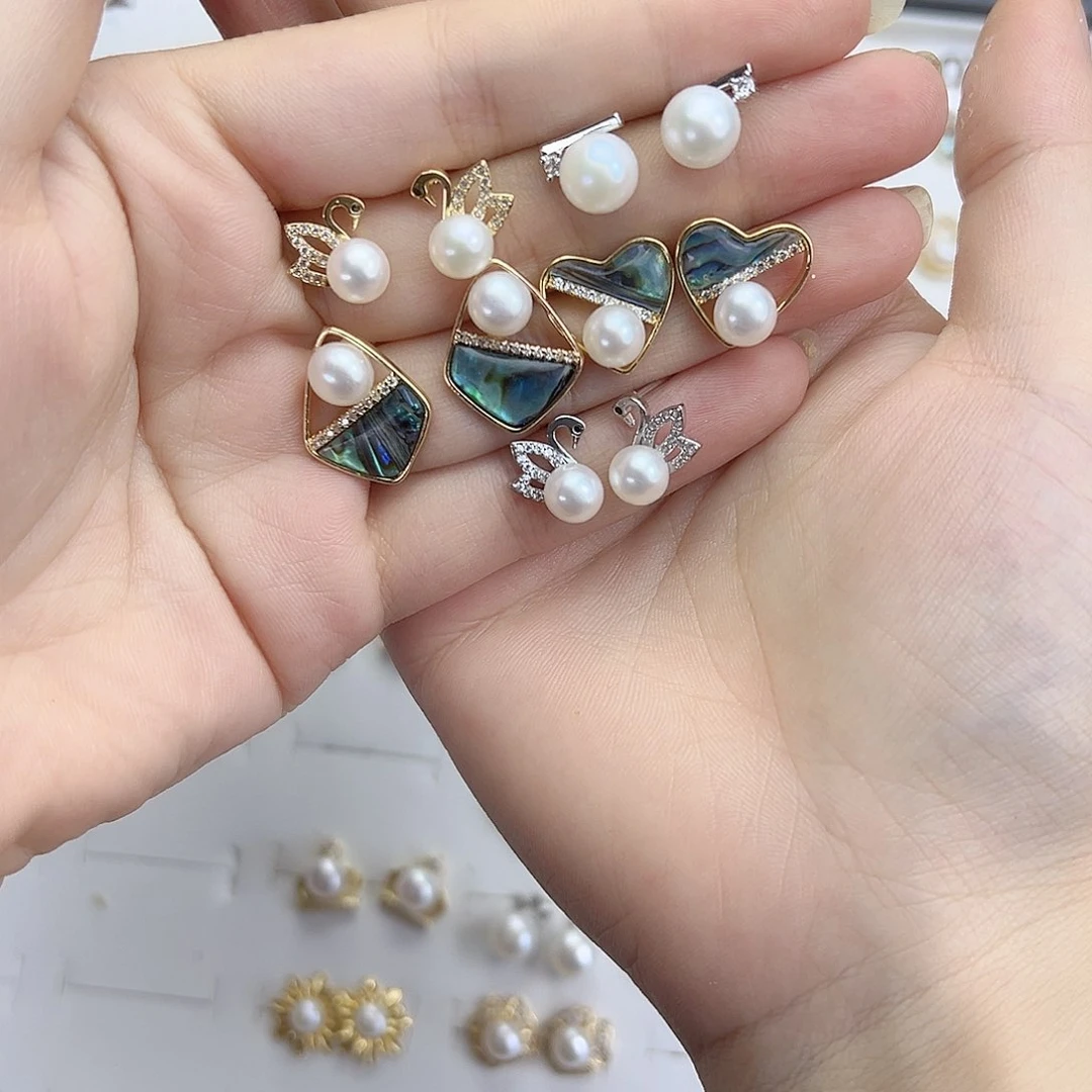 U***饰银S925镶嵌淡水珍珠耳饰