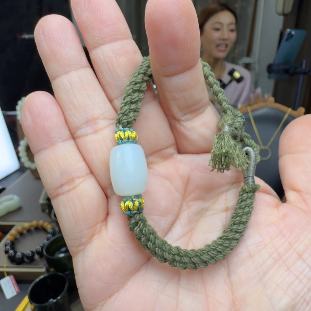 四***熊和田玉未镶嵌颈饰
