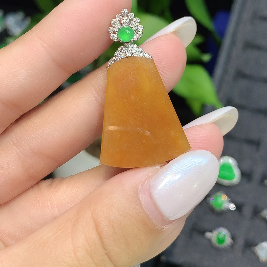 翡翠18K金镶嵌颈饰