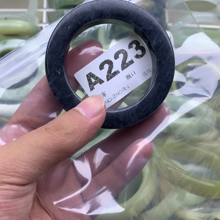 亓***室未镶嵌蛇纹石玉手镯