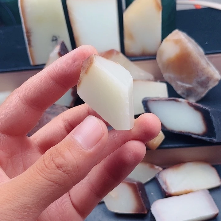 和田玉（糖玉）未镶嵌颈饰