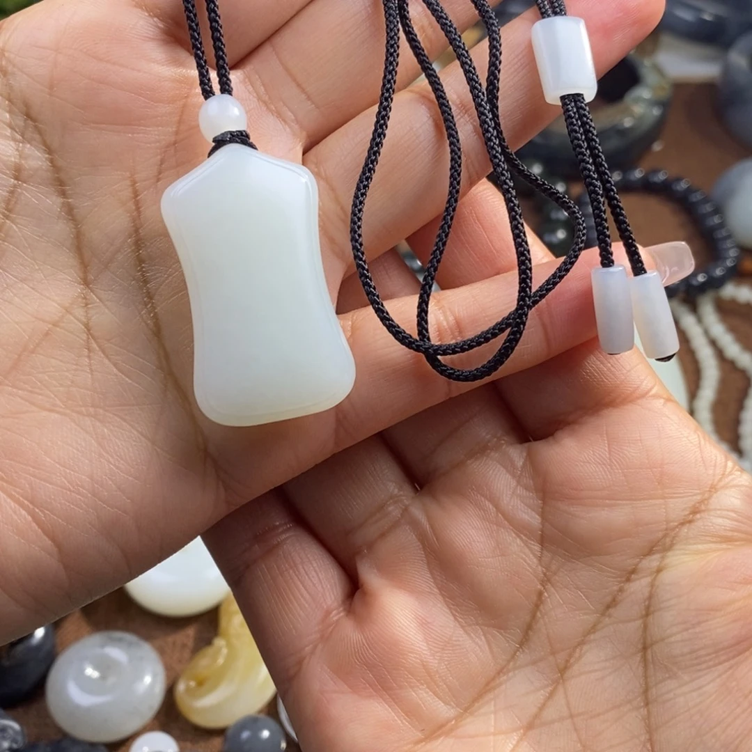 美***妈和田玉未镶嵌颈饰