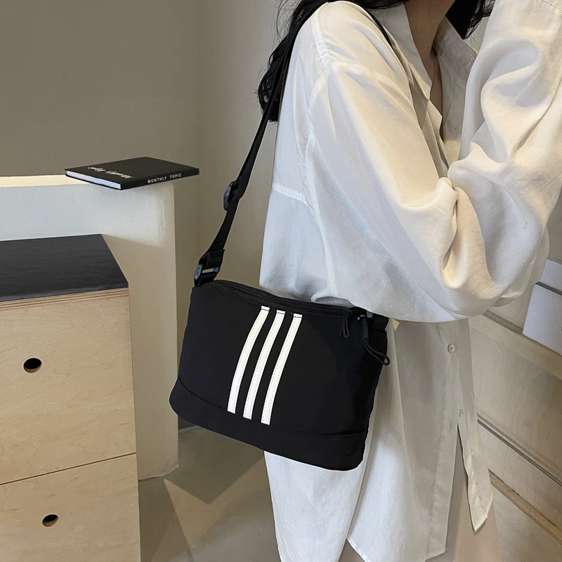 运动风小方包女2025新款潮时尚单肩包潮流质感斜挎包包简约百搭