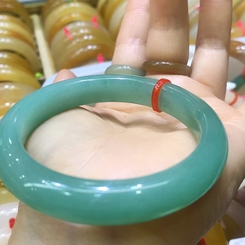 未镶嵌石英质玉（黄龙玉）手镯