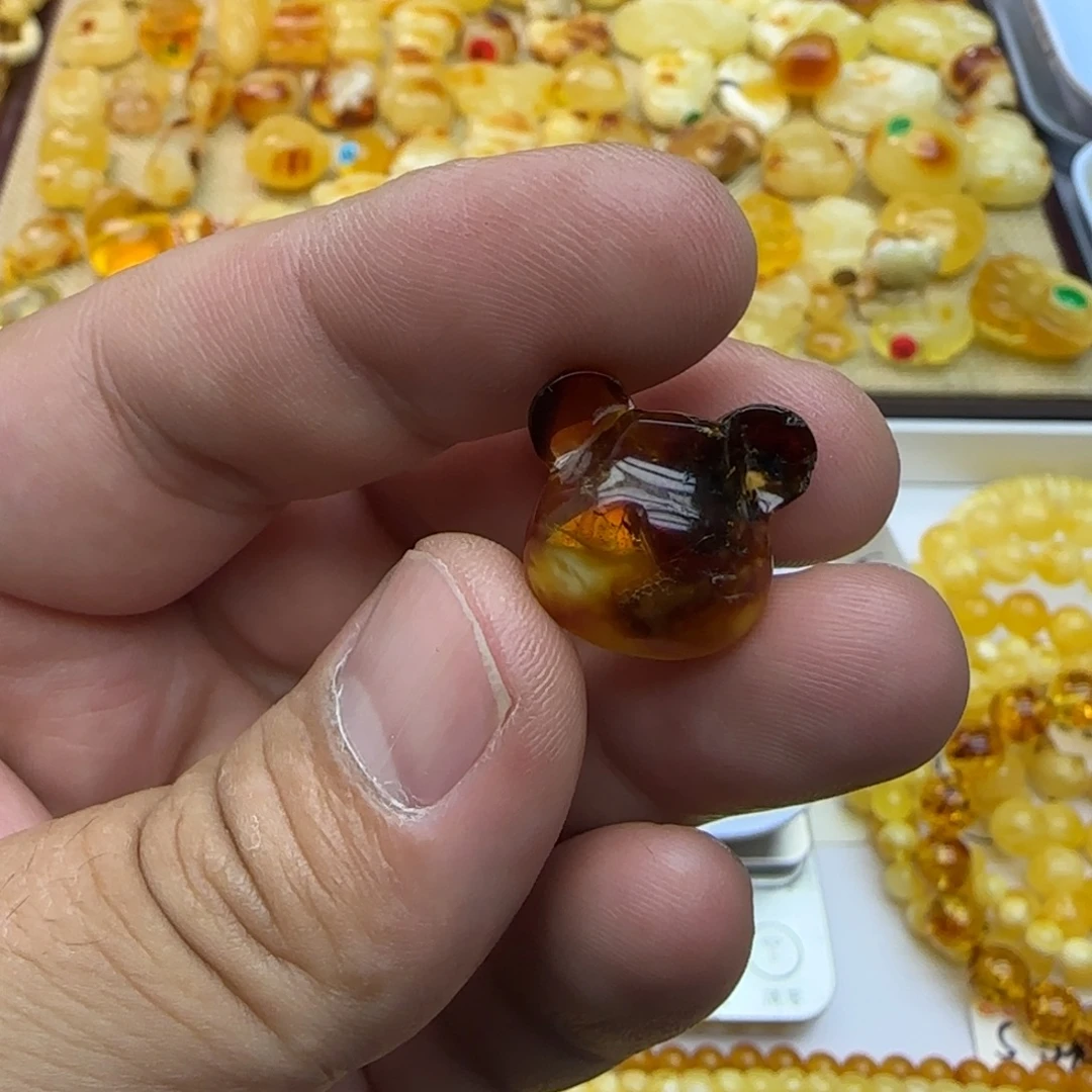 琥珀未镶嵌裸石1.62克有瑕