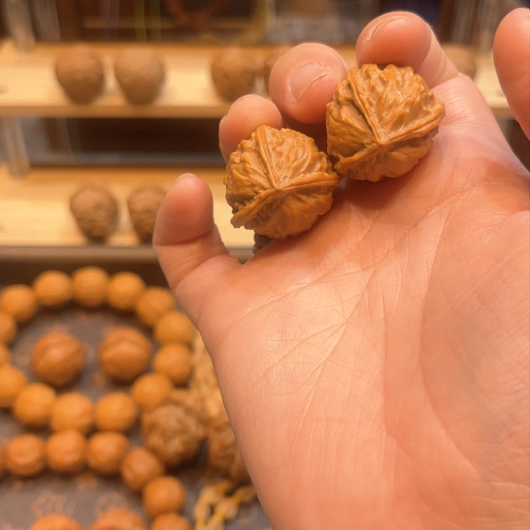 文玩核桃把件丁三棱绣花鞋