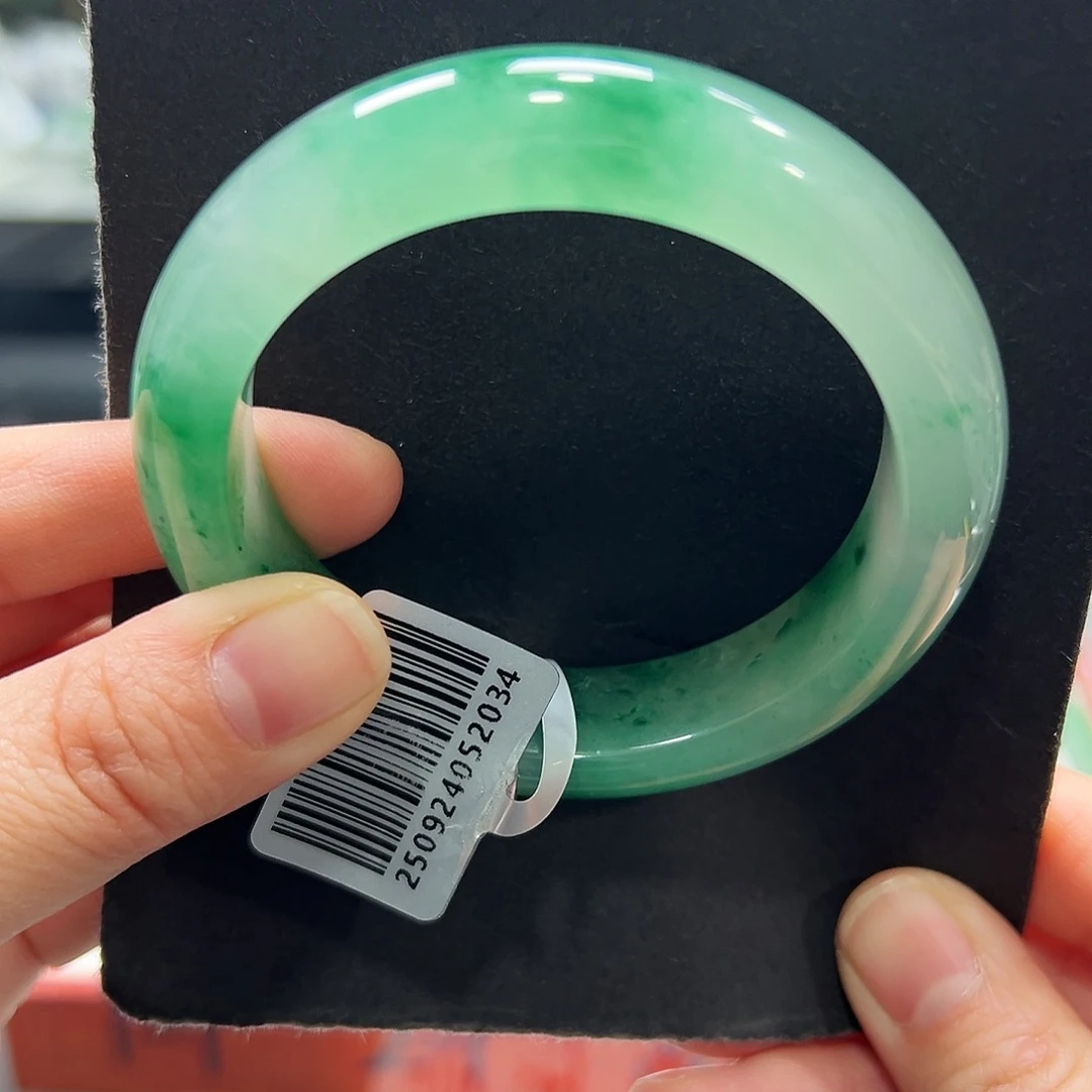 北***了石英质玉（非洲翠）未镶嵌手镯