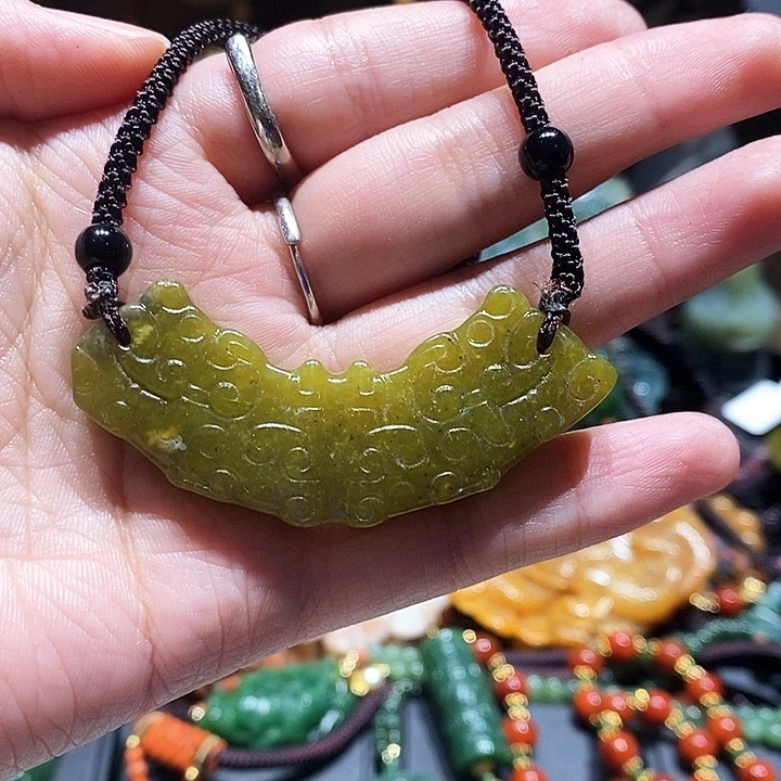 蛇纹石玉未镶嵌颈饰