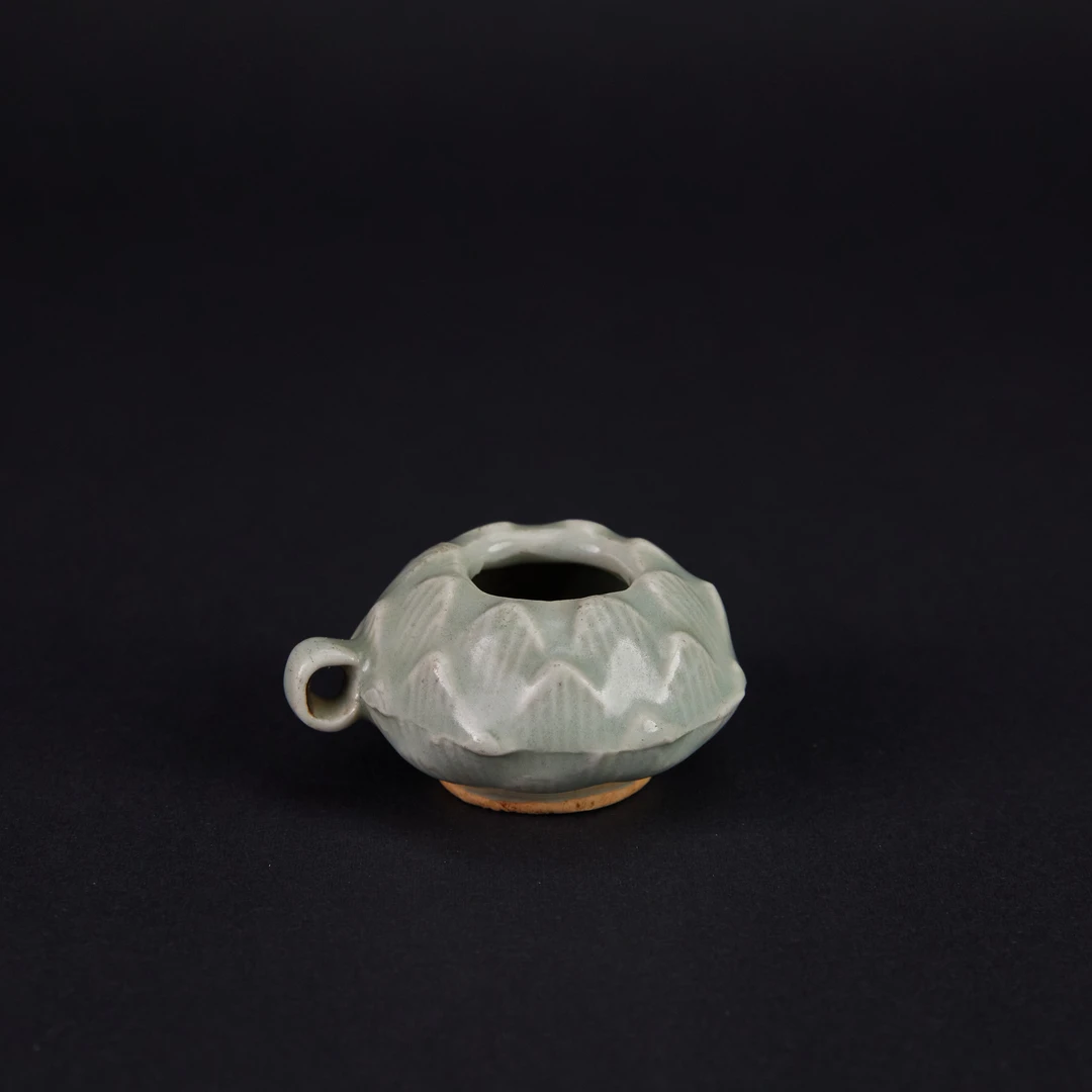 LOT010216龙泉窑青釉莲瓣鸟食罐