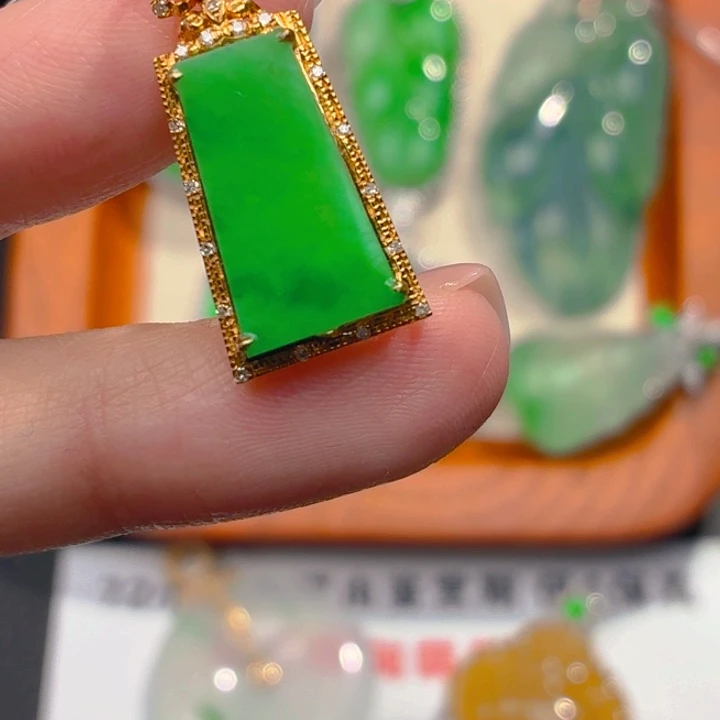 翡翠18K金镶嵌颈饰