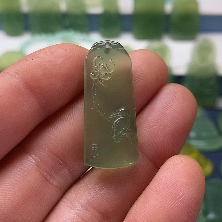 未镶嵌蛇纹石玉挂坠