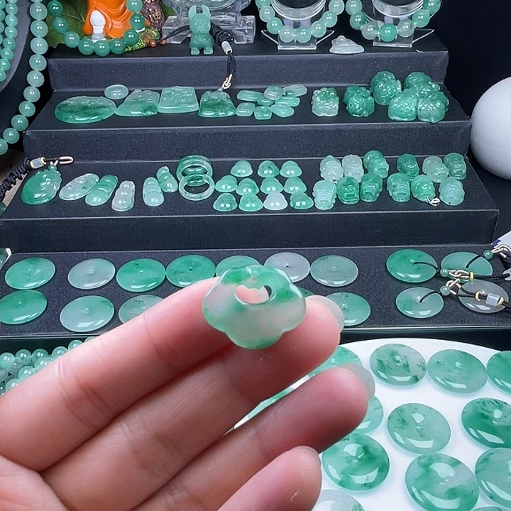 石英质玉未镶嵌颈饰