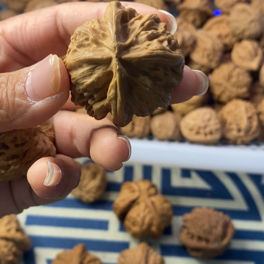 鲁***吃文玩核桃吊坠宫灯