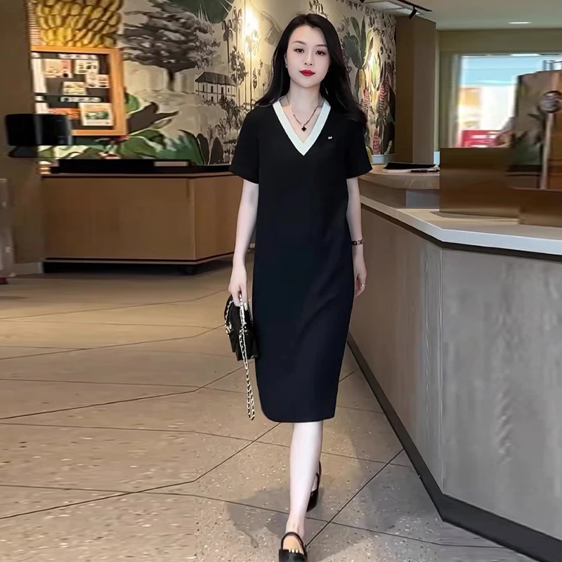 轻奢高端黑色宽松连衣裙夏季新款轻熟风减龄大码女装遮肚中长裙子