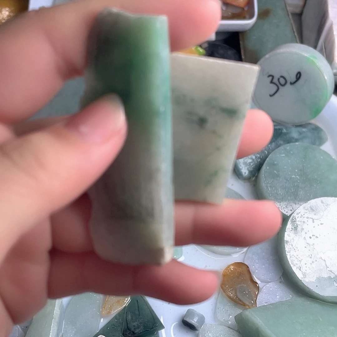 颈饰未镶嵌翡翠。