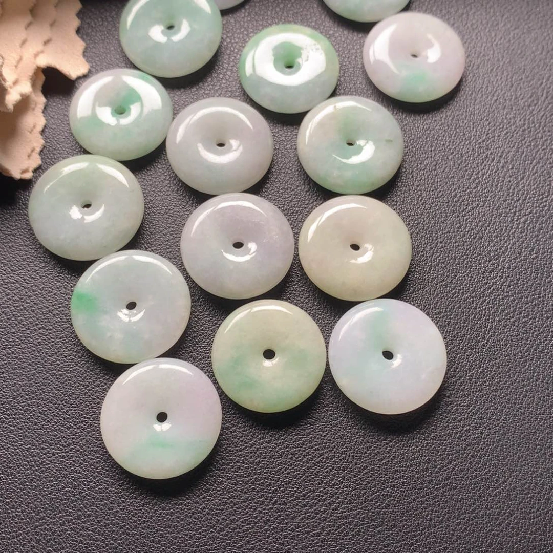 翡翠未镶嵌颈饰看**跑