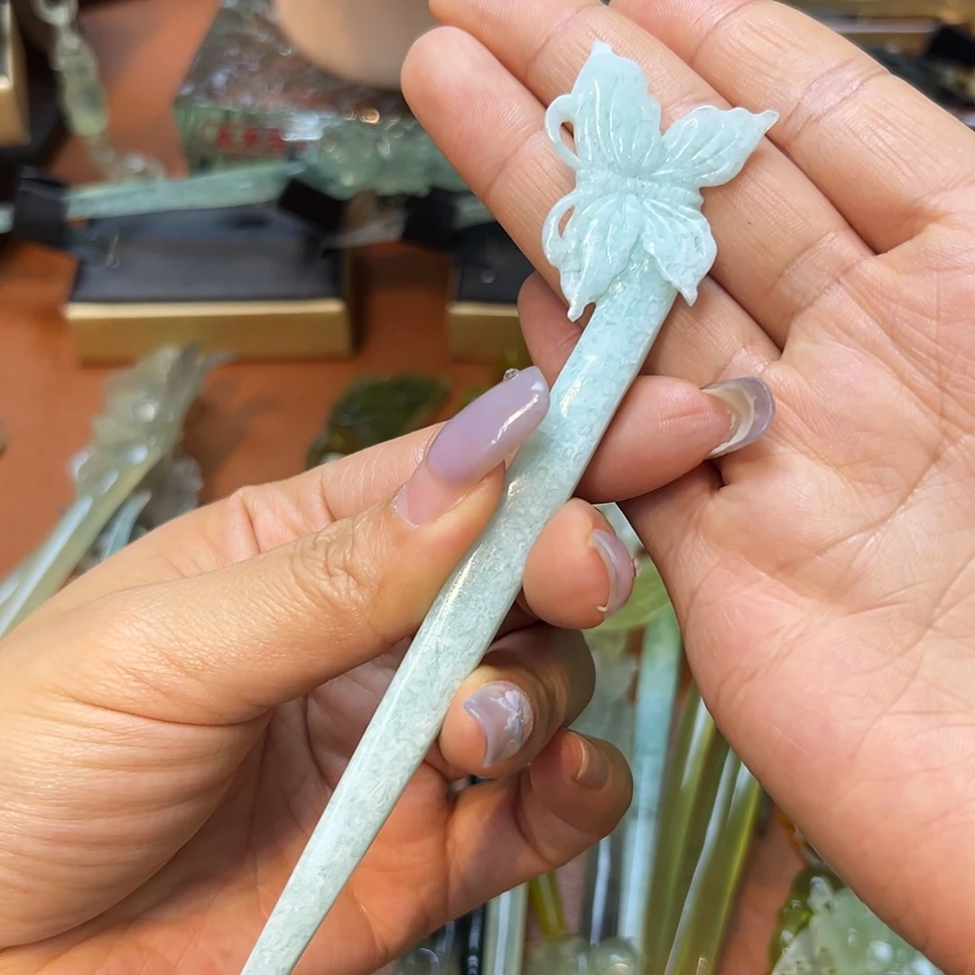 蛇纹石玉未镶嵌蝴蝶白**鲤