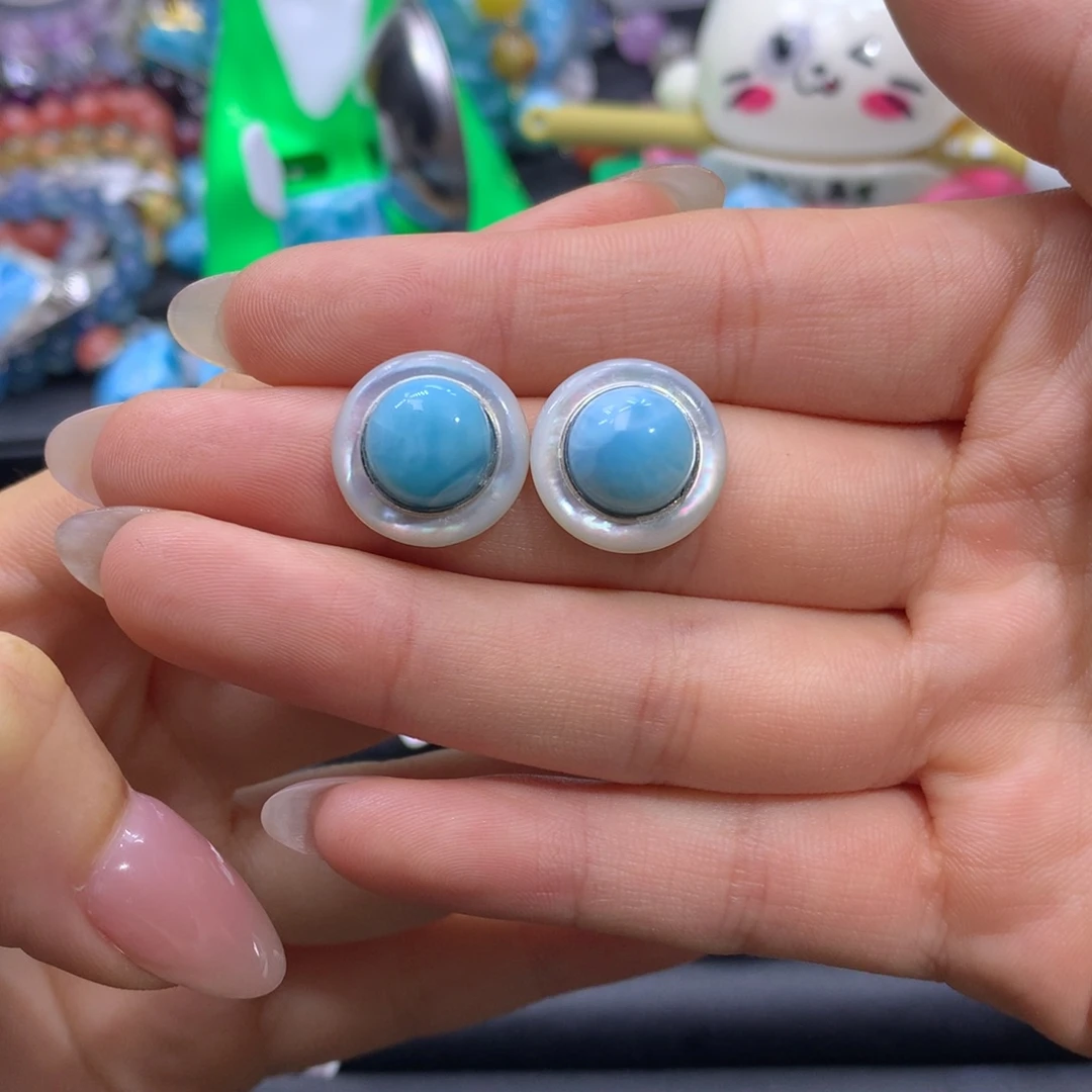 针钠钙石（海纹石）合金耳饰颜色略差异