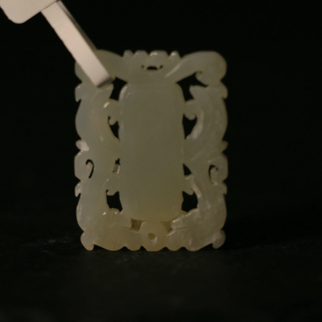 16F51清 白玉双龙镂空佩