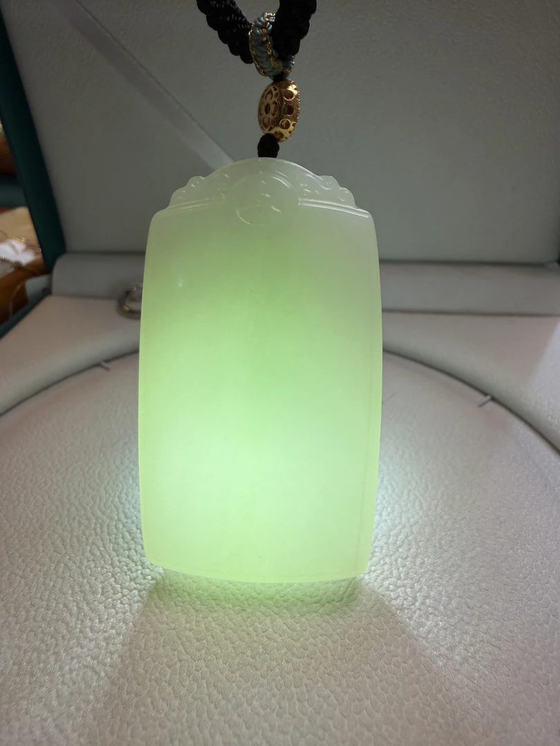 和田玉俄料飘翠平安无事牌玉质油润过灯且料子细腻