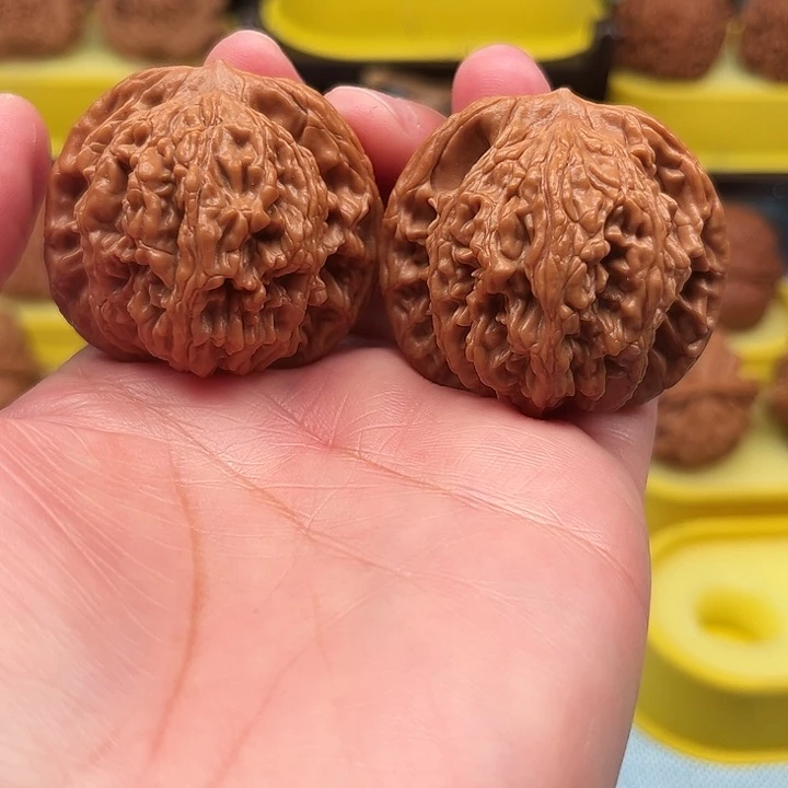 文玩核桃吊坠麦穗虎头42