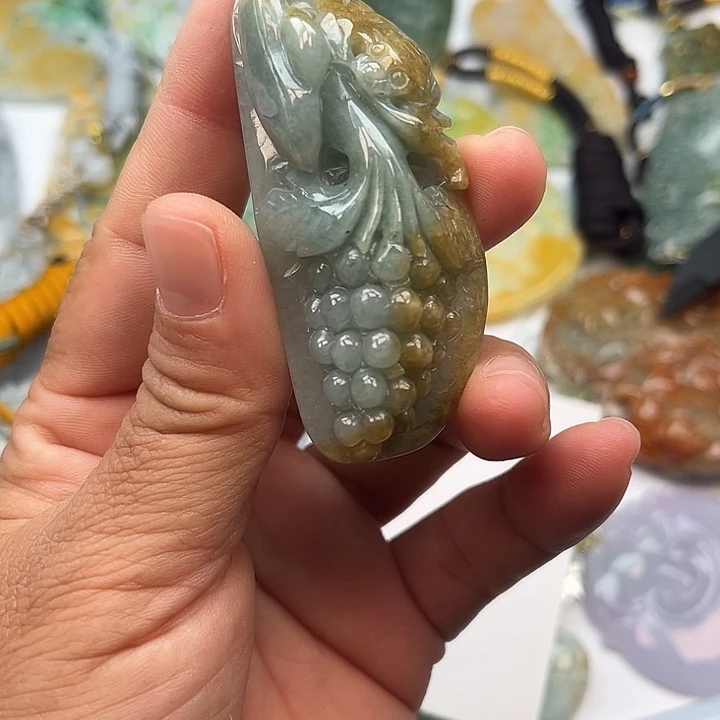 翡翠未镶嵌颈饰挂件