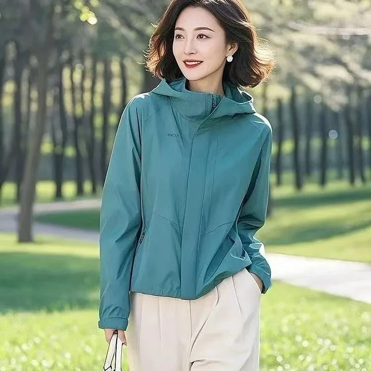 2025春秋新款气质休闲又a又飒绿色连帽冲锋衣外套女高级感轻熟风