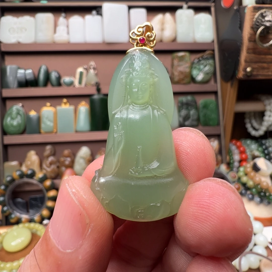 和田玉18K金镶嵌颈饰俄碧冰底粉绿起荧光素衣观音小精品