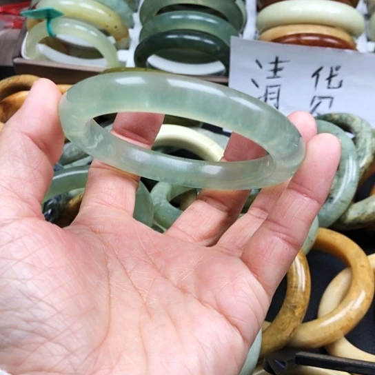 蛇纹石玉手镯未镶嵌一****?