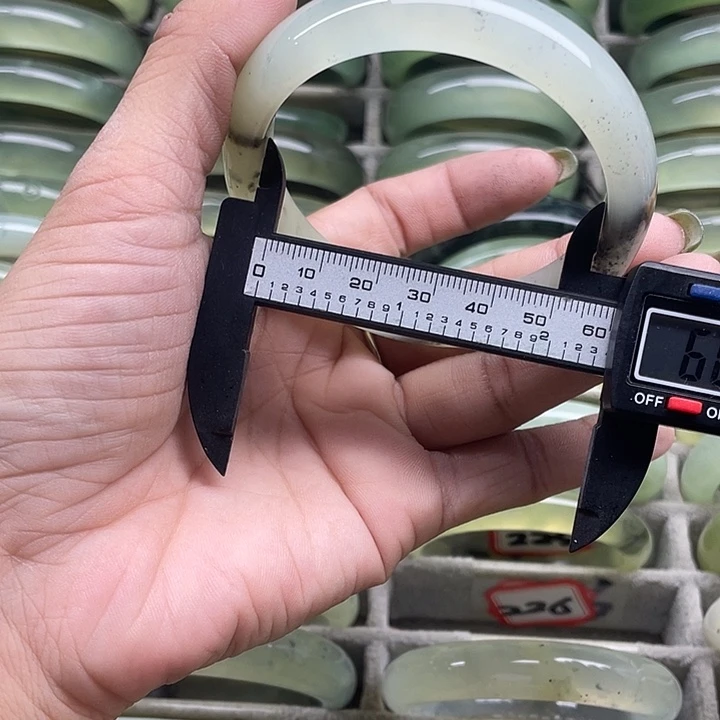蛇纹石玉未镶嵌手镯226
