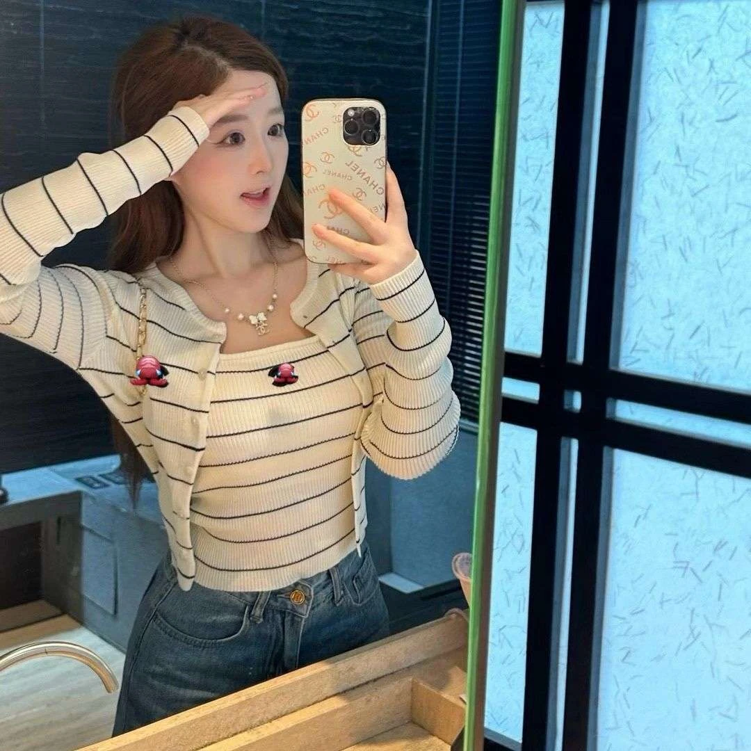 2025秋季新款字母双C刺绣撞色长袖针织开衫+秋季撞色V领针织开衫