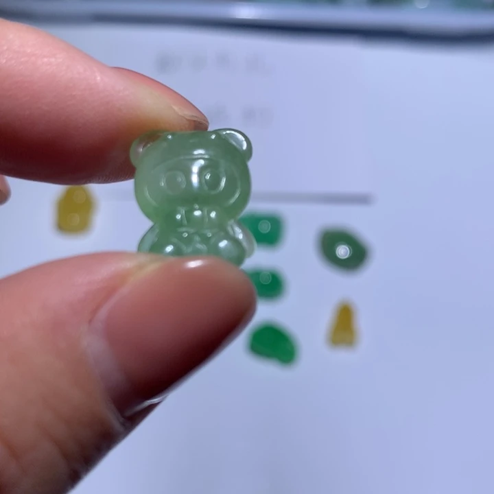 翡翠未镶嵌颈饰熊