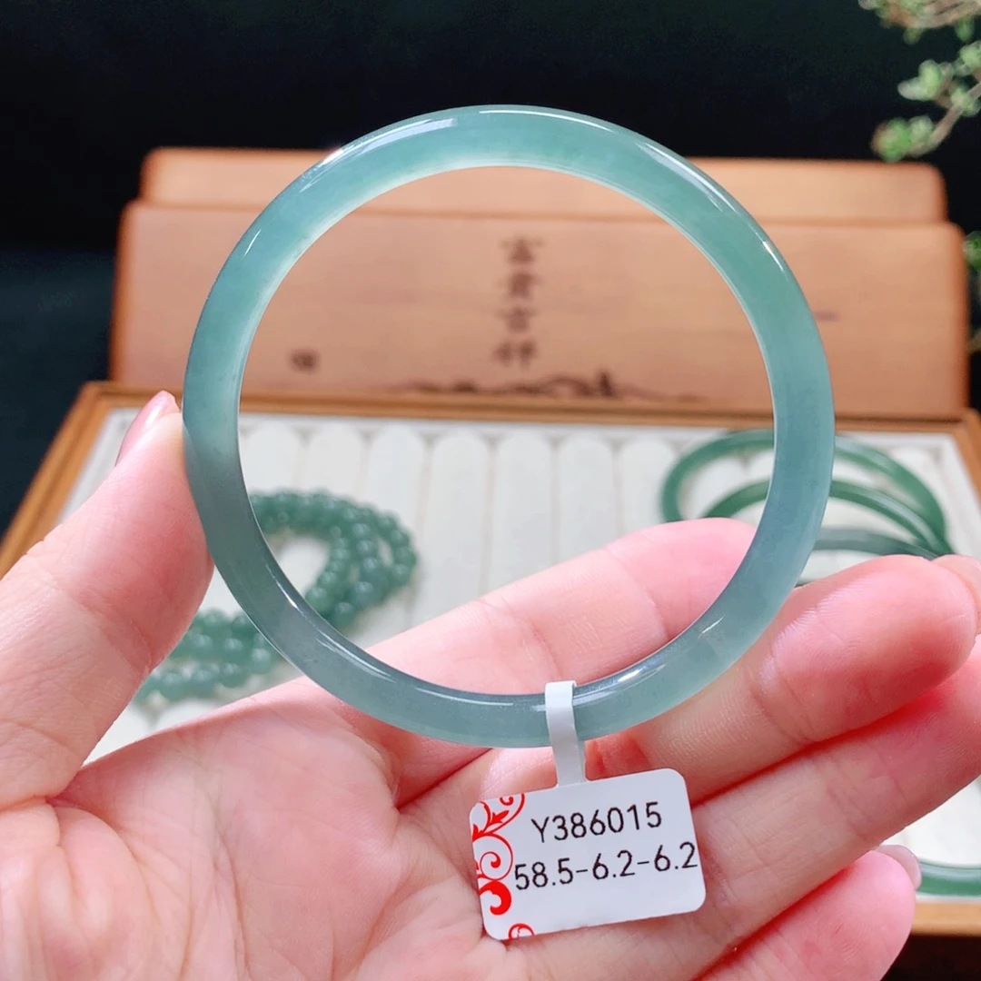 翡翠手镯（圆镯）未镶嵌