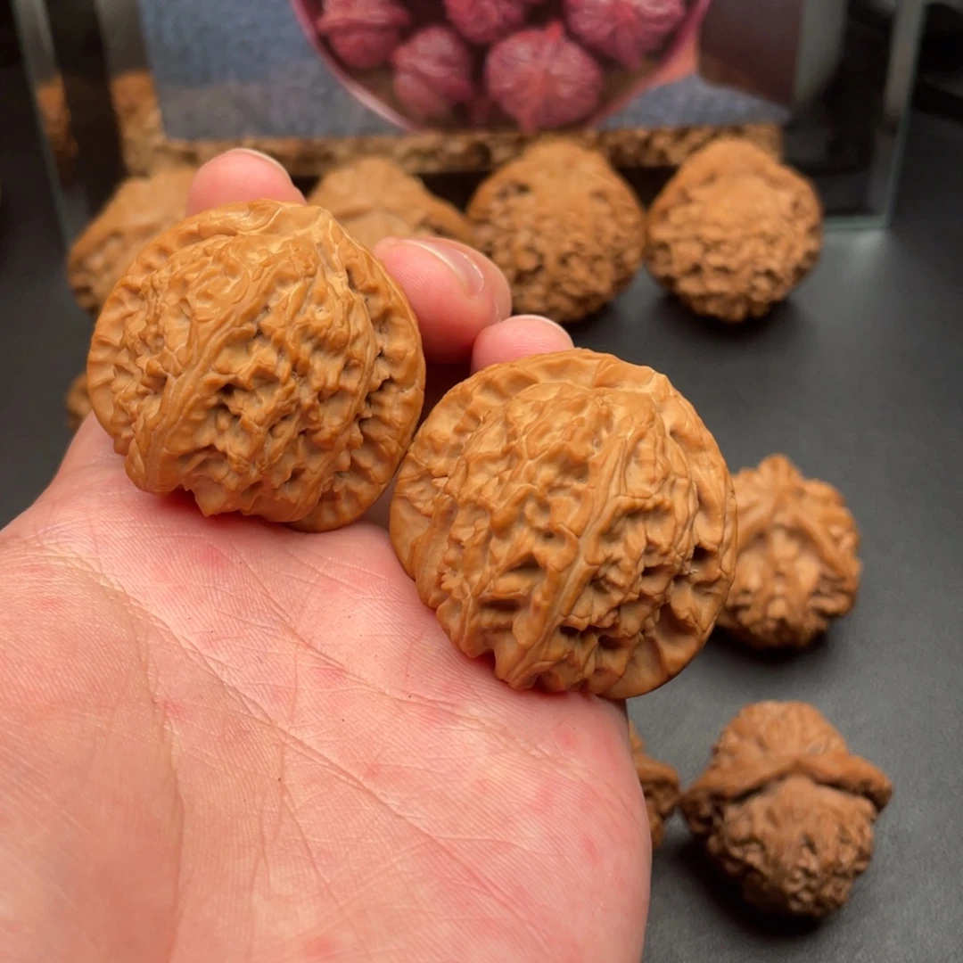 文玩核桃吊坠三角白全品42