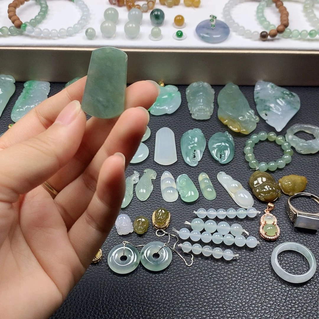 翡翠未镶嵌颈饰无事牌