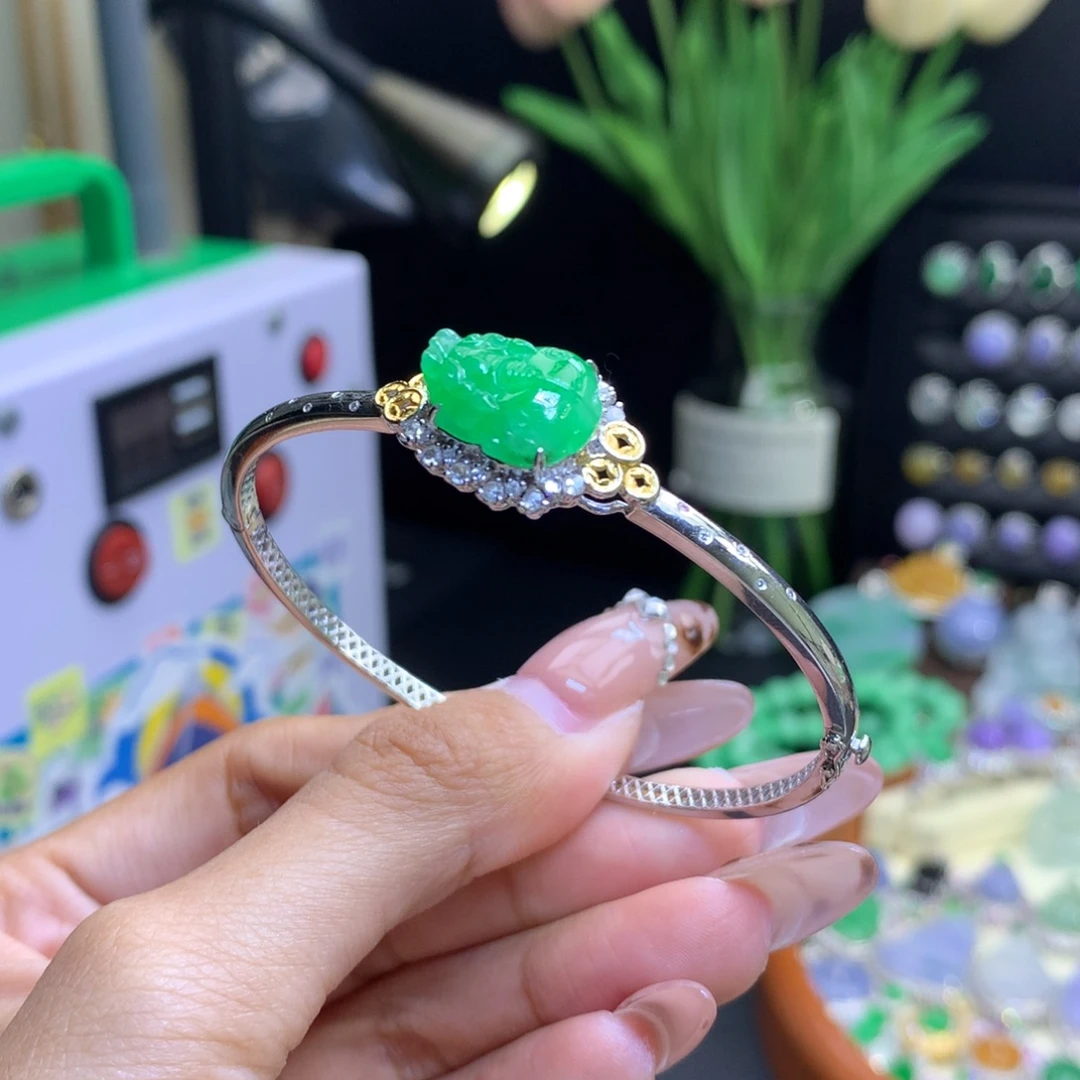 翡翠18K金镶嵌颈饰