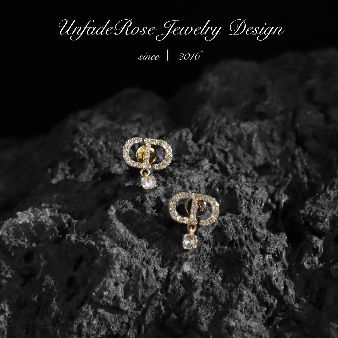 UNFADE ROSE 镀K金925银针精致迷你满镶嵌字母吊坠耳钉 F220J