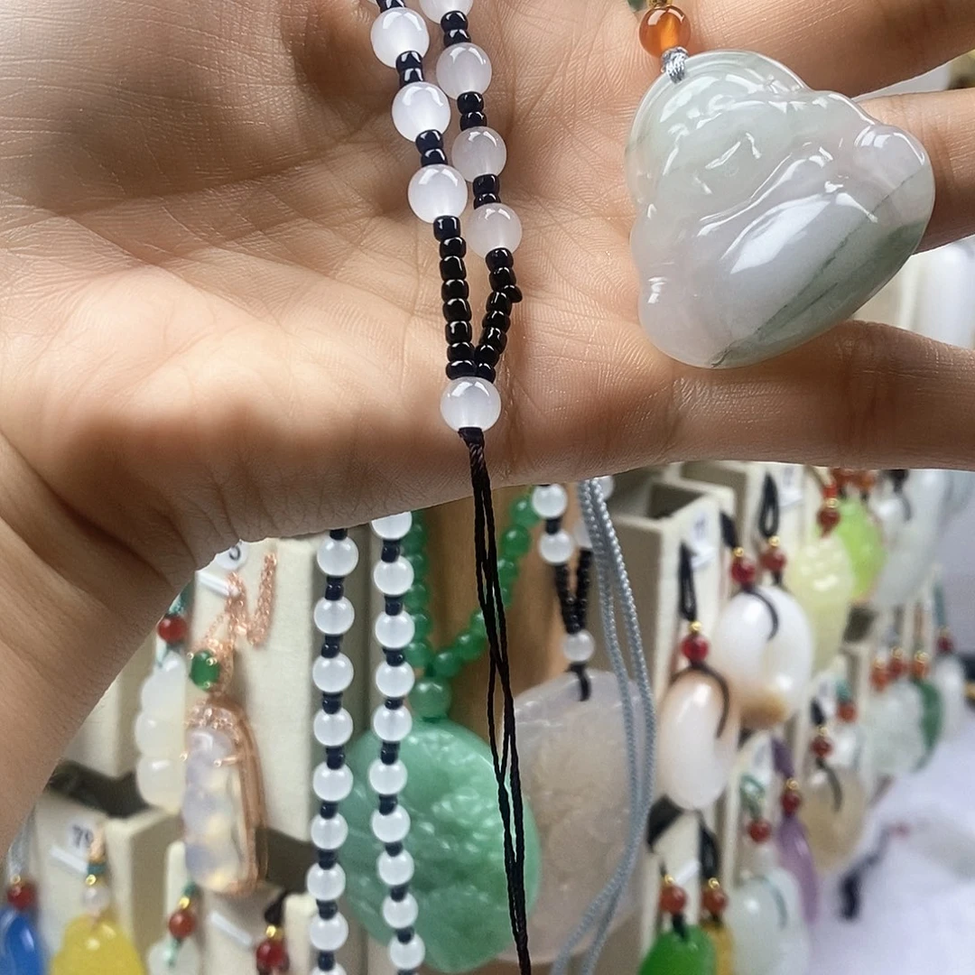 荣***石英质玉未镶嵌颈饰
