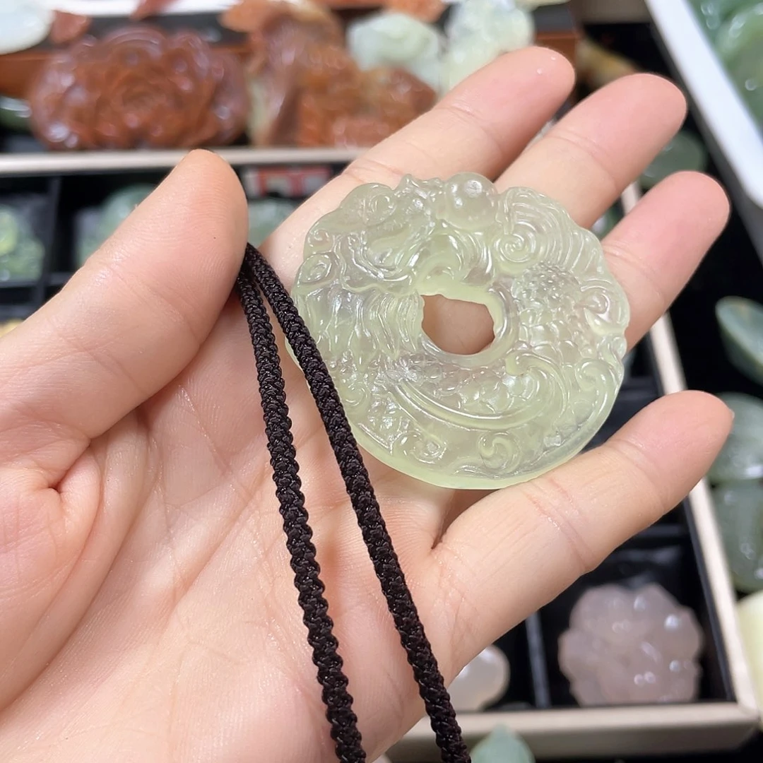 蛇纹石玉颈饰合金