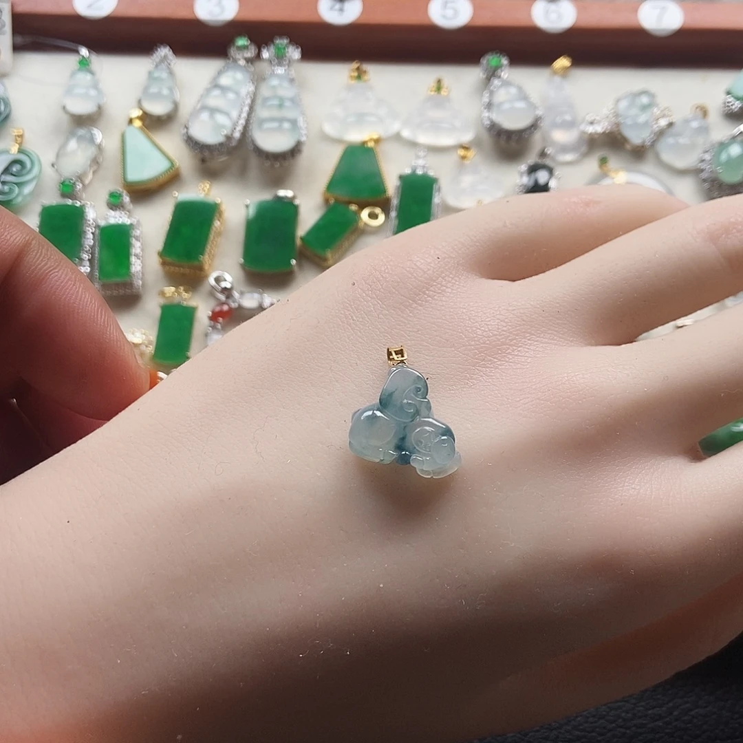 翡翠18K金镶嵌颈饰