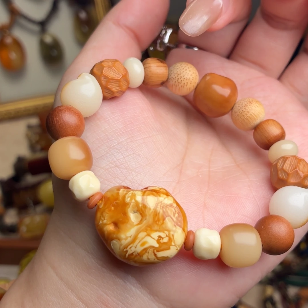 琥珀未镶嵌颈饰沁色妖孽