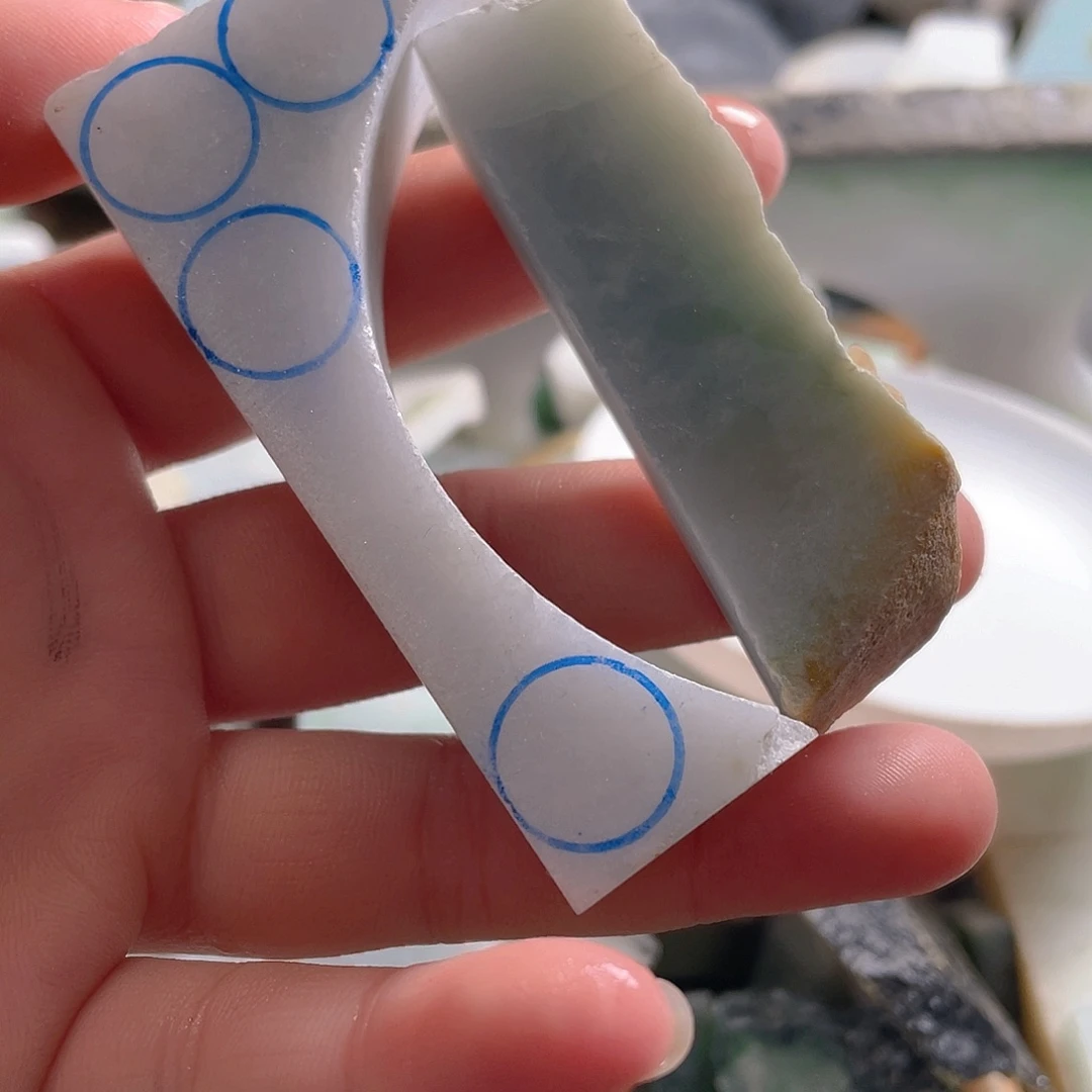 颈饰未镶嵌翡翠。