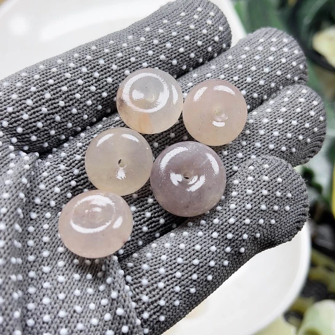 颈饰未镶嵌石英岩玉