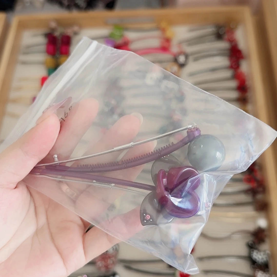 树脂非金属维*尔阿兹娜饰品