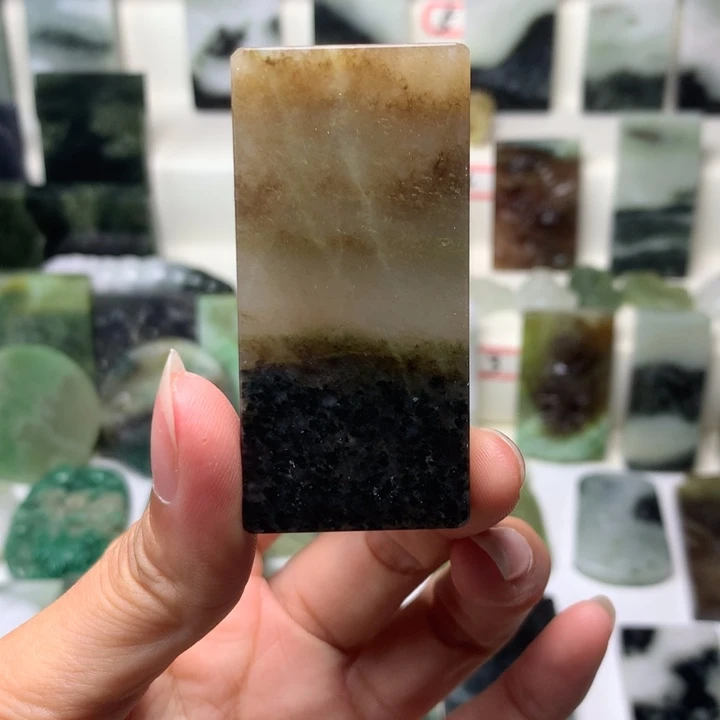 独山玉未镶嵌颈饰