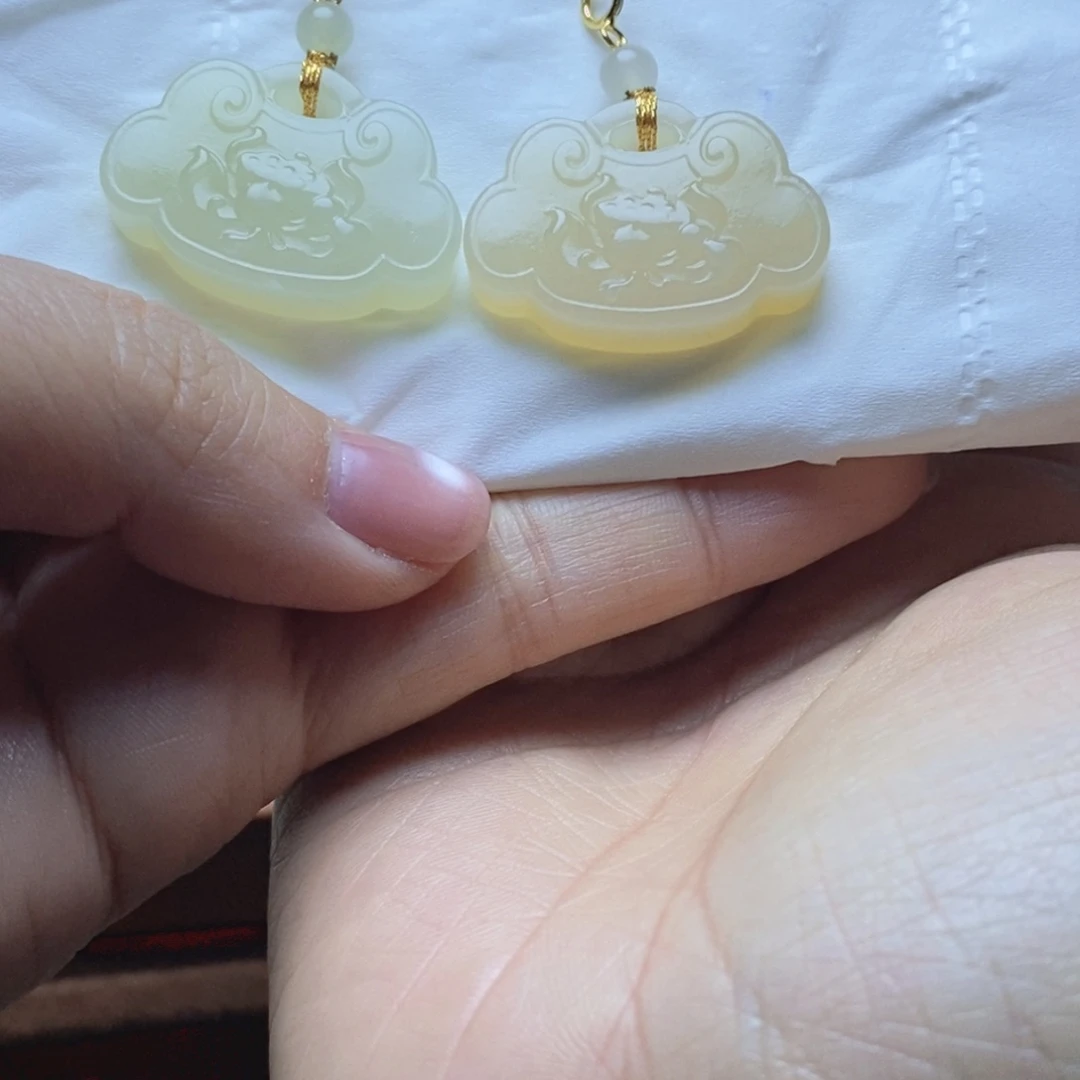颈饰未镶嵌和田玉糖玉如意锁雕花牌拍1发1多样性发货